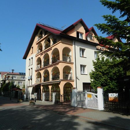 Pod Arkadami Hotel Darlowko Exterior photo